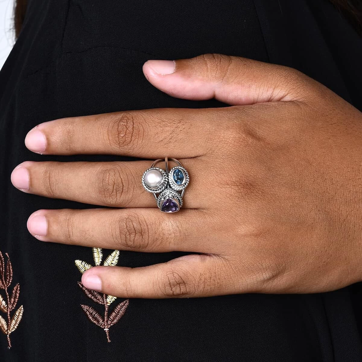 BALI LEGACY Amethyst, Swiss Blue Topaz And Freshwater Pearl Mixed Shapes 3 Row Ring In Sterling Silver 2.65 Ctw 5 BALI LEGACY Amethyst, Swiss Blue Topaz And Freshwater Pearl Mixed Shapes 3 Row Ring In Sterling Silver 2.65 Ctw - Image 3