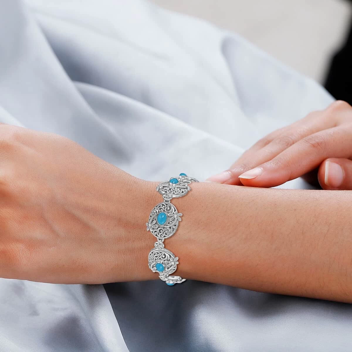 BALI LEGACY Natural Arizona Sleeping Beauty Turquoise Bracelet In Sterling Silver (7.00 In) (32.75 G) 5.00 Ctw 5 BALI LEGACY Natural Arizona Sleeping Beauty Turquoise Bracelet In Sterling Silver (7.00 In) (32.75 G) 5.00 Ctw - Image 3